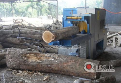 海南島鋸橡膠木25機(jī)加工現(xiàn)場(chǎng)