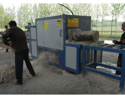 河南省信陽(yáng)市-鋸400圓木加工現(xiàn)場(chǎng)